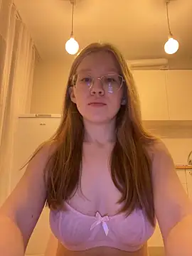 Snapshot of Eva_Weyne chatting on 10/14/25, 08:20 Eva Weyne online show from 10/14/25, 08:20