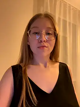 Snapshot of Eva_Weyne chatting on 10/29/25, 06:42 Eva Weyne online show from 10/29/25, 06:42