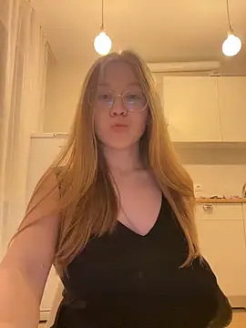 Snapshot of Eva_Weyne chatting on 11/02/25, 08:00 Eva Weyne online show from 11/02/25, 08:00