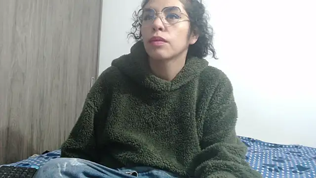 Snapshot of Anne_purple chatting on 01/24/25, 04:06 Anne purple online show from 01/24/25, 04:06