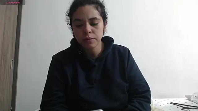 Snapshot of Anne_purple chatting on 10/08/25, 04:26 Anne purple online show from 10/08/25, 04:26