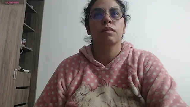 Snapshot of Anne_purple chatting on 11/18/25, 04:11 Anne purple online show from 11/18/25, 04:11