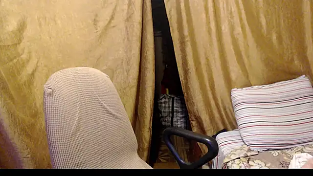 Snapshot of _Estelitta_5 chatting on 10/10/25, 01:54 Estelitta 5 online show from 10/10/25, 01:54