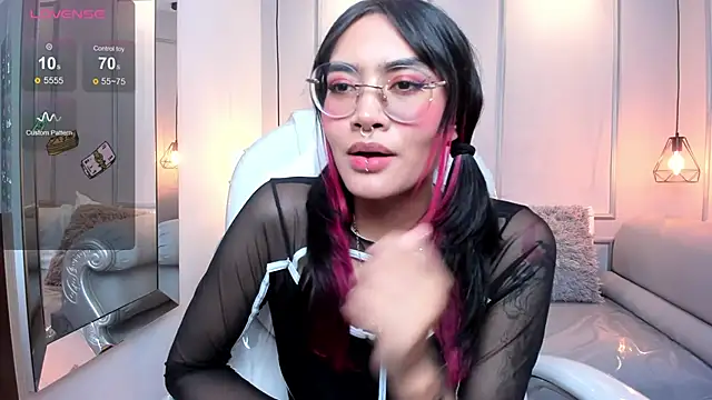 Snapshot of AzuraKindong chatting on 12/28/24, 01:18 AzuraKindong online show from 12/28/24, 01:18