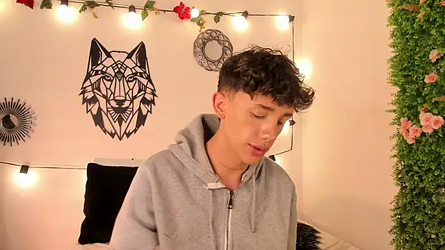 Snapshot of Tomy_Rox chatting on 01/13/25, 01:45 Tomy Rox online show from 01/13/25, 01:45