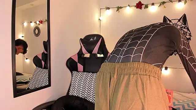 Snapshot of Tomy_Rox chatting on 01/13/25, 04:50 Tomy Rox online show from 01/13/25, 04:50