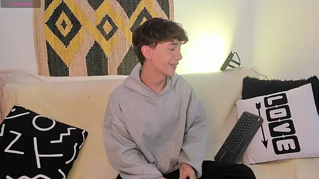 Snapshot of Tomy_Rox chatting on 02/21/25, 08:38 Tomy Rox online show from 02/21/25, 08:38