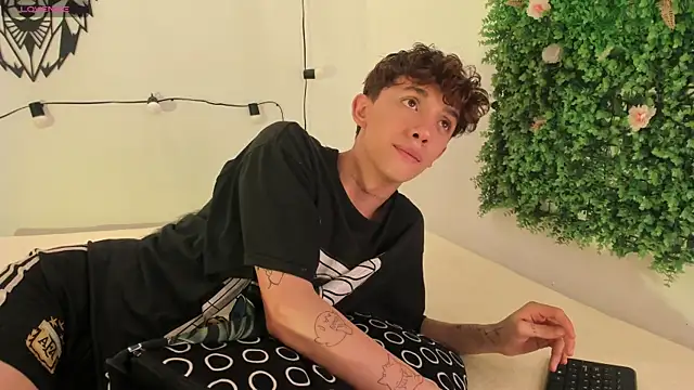 Snapshot of Tomy_Rox chatting on 03/03/25, 08:00 Tomy Rox online show from 03/03/25, 08:00