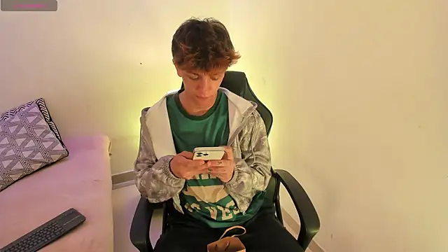 Snapshot of Tomy_Rox chatting on 09/28/25, 04:18 Tomy Rox online show from 09/28/25, 04:18