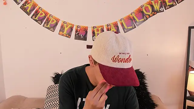 Snapshot of Tomy_Rox chatting on 10/27/25, 08:46 Tomy Rox online show from 10/27/25, 08:46