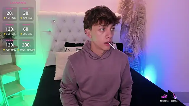 Snapshot of Tomy_Rox chatting on 11/19/25, 08:20 Tomy Rox online show from 11/19/25, 08:20