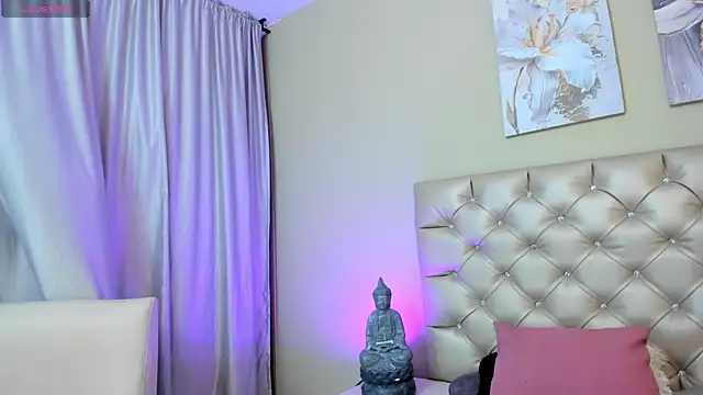 Snapshot of sophiia_grey_1 chatting on 02/19/25, 11:36 sophiia grey 1 online show from 02/19/25, 11:36