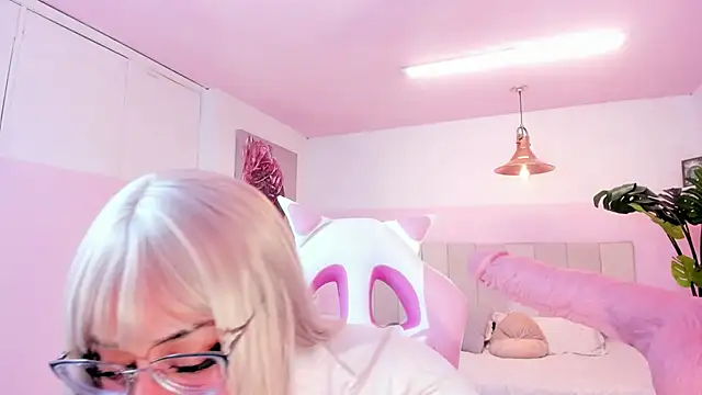 Red lady online show from 02/15/25, 04:14