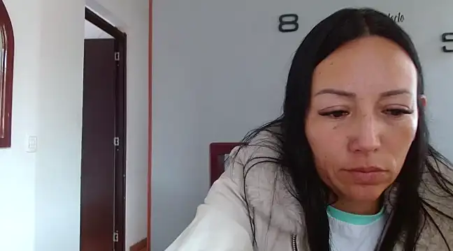 Snapshot of Laura_martin_ chatting on 01/24/25, 04:06 Laura martin online show from 01/24/25, 04:06