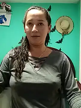 Snapshot of emilypoppy3 chatting on 12/05/24, 10:12 emilypoppy3 online show from 12/05/24, 10:12
