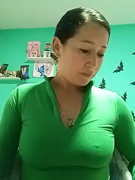 Snapshot of emilypoppy3 chatting on 12/13/24, 02:49 emilypoppy3 online show from 12/13/24, 02:49