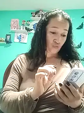 Snapshot of emilypoppy3 chatting on 12/27/24, 10:05 emilypoppy3 online show from 12/27/24, 10:05