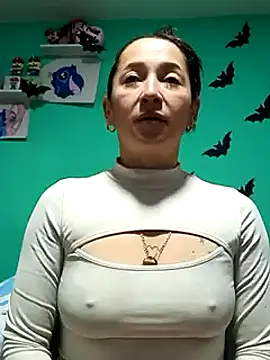 Snapshot of emilypoppy3 chatting on 01/15/25, 02:24 emilypoppy3 online show from 01/15/25, 02:24
