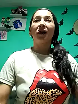 Snapshot of emilypoppy3 chatting on 01/28/25, 08:04 emilypoppy3 online show from 01/28/25, 08:04