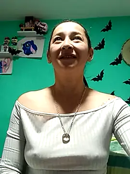 Snapshot of emilypoppy3 chatting on 02/06/25, 01:32 emilypoppy3 online show from 02/06/25, 01:32