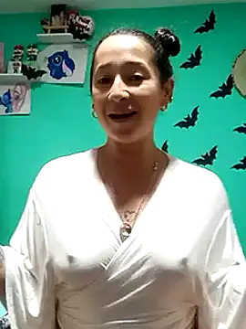 Snapshot of emilypoppy3 chatting on 02/18/25, 03:43 emilypoppy3 online show from 02/18/25, 03:43
