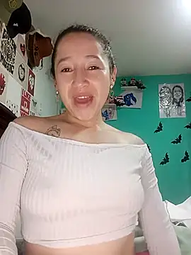 Snapshot of emilypoppy3 chatting on 09/24/25, 01:31 emilypoppy3 online show from 09/24/25, 01:31