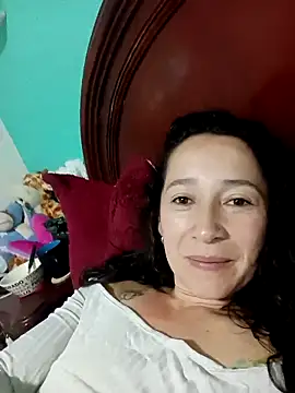 Snapshot of emilypoppy3 chatting on 10/20/25, 02:17 emilypoppy3 online show from 10/20/25, 02:17