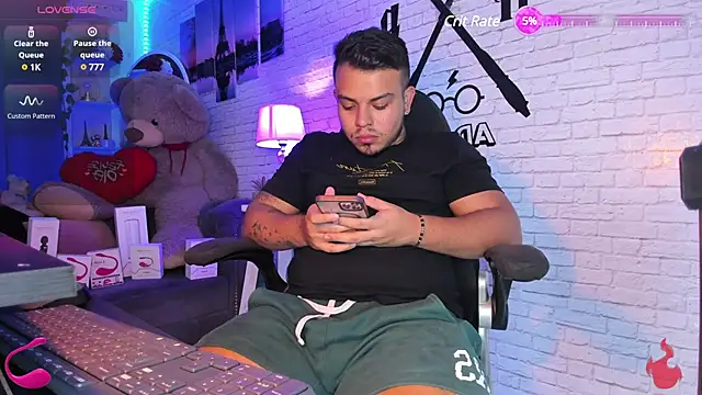 Snapshot of Naughty_Charly chatting on 02/15/25, 09:26 Naughty Charly online show from 02/15/25, 09:26