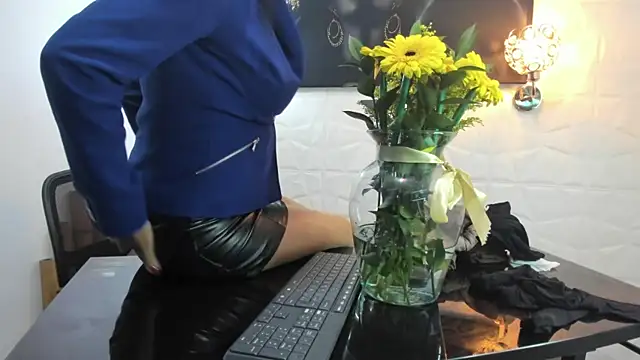 Snapshot of miss_lucero1 chatting on 02/11/25, 07:59 miss lucero1 online show from 02/11/25, 07:59