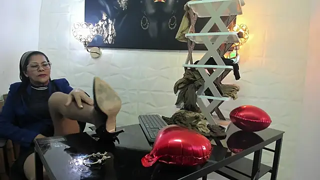 Snapshot of miss_lucero1 chatting on 02/15/25, 03:20 miss lucero1 online show from 02/15/25, 03:20