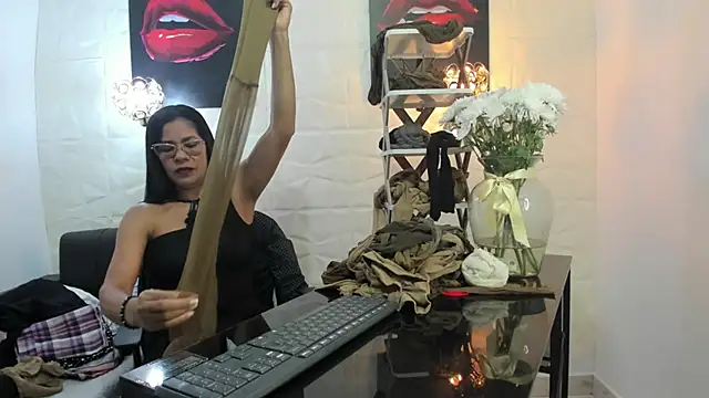 Snapshot of miss_lucero1 chatting on 03/09/25, 01:56 miss lucero1 online show from 03/09/25, 01:56