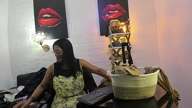 Snapshot of miss_lucero1 chatting on 03/10/25, 01:56 miss lucero1 online show from 03/10/25, 01:56