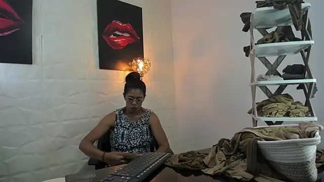 Snapshot of miss_lucero1 chatting on 03/13/25, 06:34 miss lucero1 online show from 03/13/25, 06:34