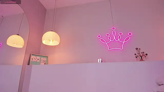 Snapshot of violeth_hill chatting on 10/18/25, 05:35 violeth hill online show from 10/18/25, 05:35