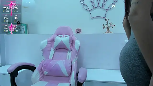 Snapshot of violeth_hill chatting on 10/23/25, 07:56 violeth hill online show from 10/23/25, 07:56