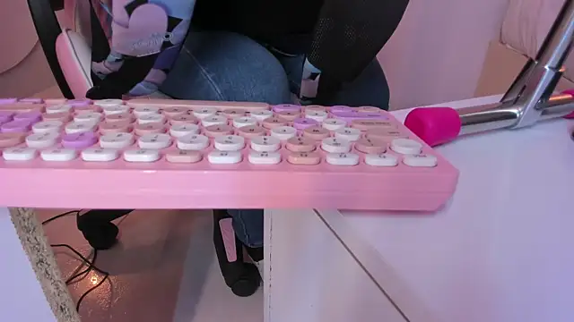 Snapshot of violeth_hill chatting on 11/09/25, 07:12 violeth hill online show from 11/09/25, 07:12