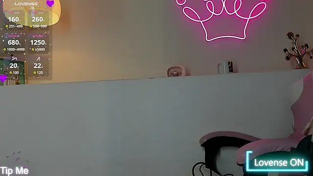 Snapshot of violeth_hill chatting on 11/10/25, 05:56 violeth hill online show from 11/10/25, 05:56