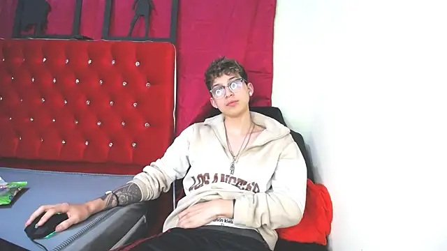  Thomas hot  online show from 02/11/25, 06:44