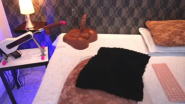 Snapshot of SharomRoss chatting on 10/06/25, 04:15 SharomRoss online show from 10/06/25, 04:15