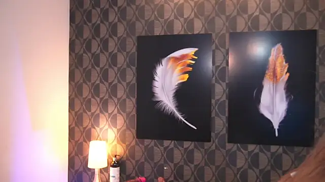 Snapshot of SharomRoss chatting on 10/14/25, 03:57 SharomRoss online show from 10/14/25, 03:57