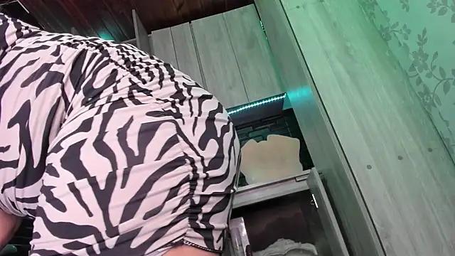 LaureenHills online show from 10/29/25, 04:26