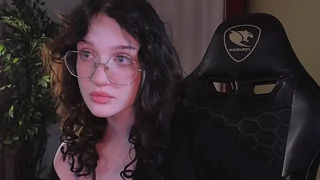 Snapshot of ELLIEJAY chatting on 10/15/25, 05:18 ELLIEJAY online show from 10/15/25, 05:18