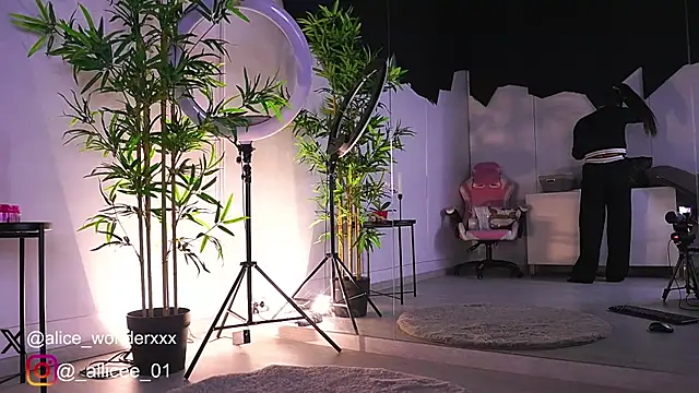 Snapshot of VanessaSimon chatting on 02/17/25, 06:42 VanessaSimon online show from 02/17/25, 06:42