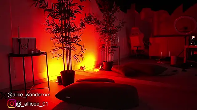 Snapshot of VanessaSimon chatting on 03/18/25, 06:03 VanessaSimon online show from 03/18/25, 06:03