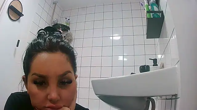 Snapshot of magical_mia chatting on 09/28/25, 04:45 magical mia online show from 09/28/25, 04:45