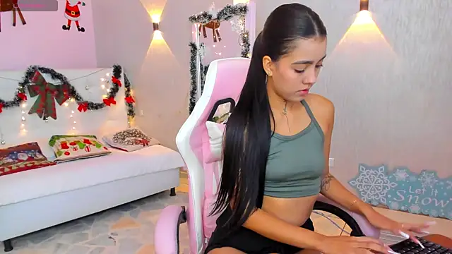 miagomezweb1 online show from 12/18/24, 01:02