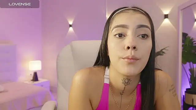 miagomezweb1 online show from 10/15/25, 01:33