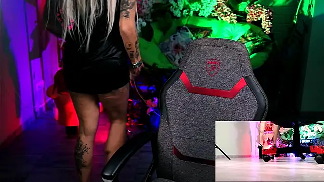 MonicaMaxwel online show from 10/18/25, 11:00