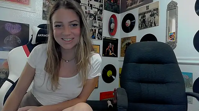 Snapshot of molly_witha_chance chatting on 01/16/25, 09:51 molly witha chance online show from 01/16/25, 09:51