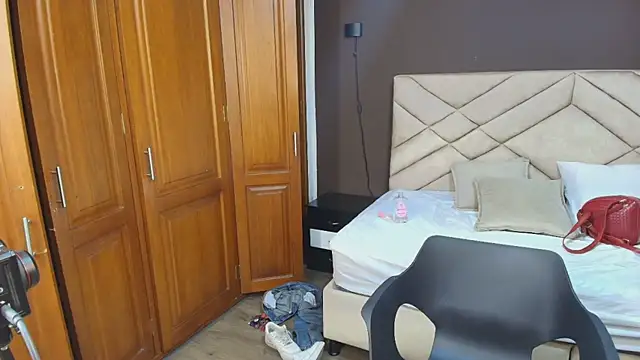 Raquel jones online show from 10/28/25, 07:27